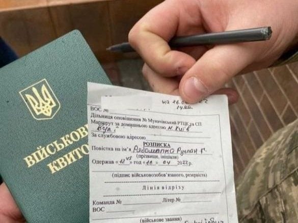 Чи законно виписувати або вручати повістки на вулиці у 2025 році?