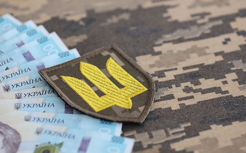 КЕЙС: Військовослужбовець, звільнений через травму, отримає виплату за правилами «контракту 18–24»: суд став на бік військового