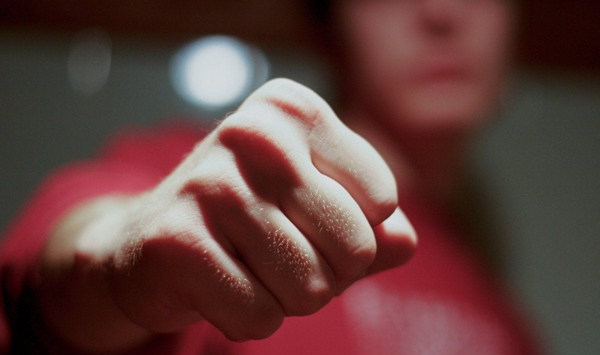 Ст 126 ККУ (Побої і мордування)